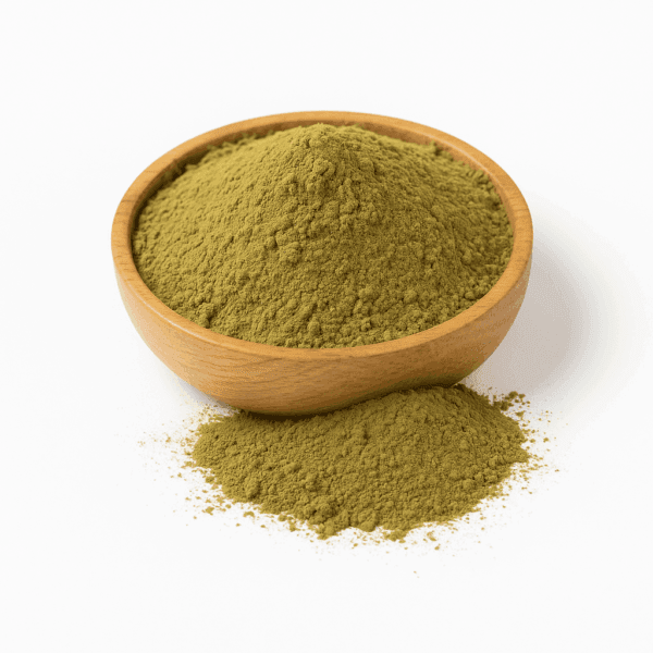 Sidr poeder (Ziziphus Mauritiana leaf powder) in houten kom op witte achtergrond